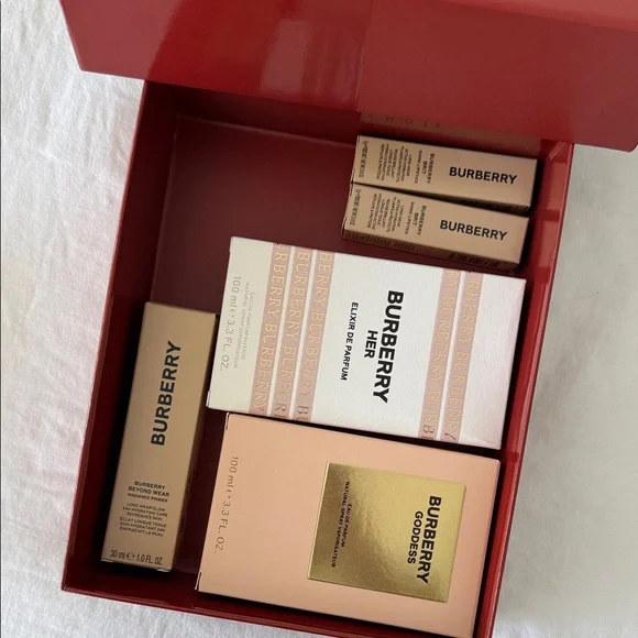 Burberry Beauty Collection in Red Box - Picture 1 of 6